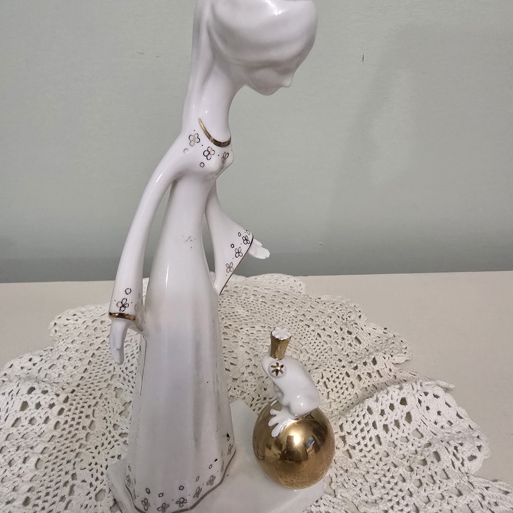 Aquincum Elegant White and Gold Figurine